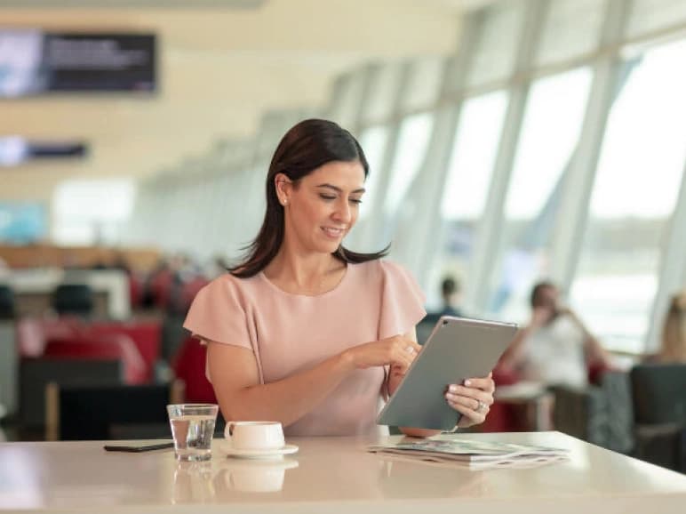How do I apply for a Qantas Points earning credit card that offers complimentary lounge access?