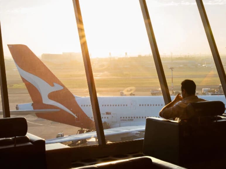Which Qantas Points earning credit cards give you Complimentary Lounge Invitations?
