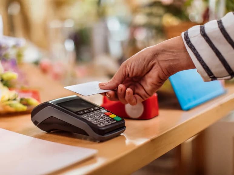 How do I apply for a Visa® credit card that earns Qantas Points?