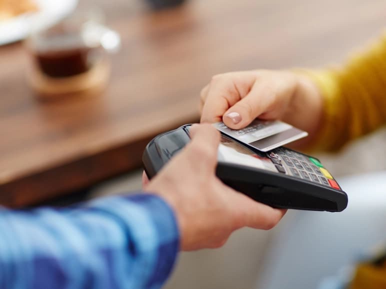 What do I need to consider when choosing a no or low annual fee credit card?