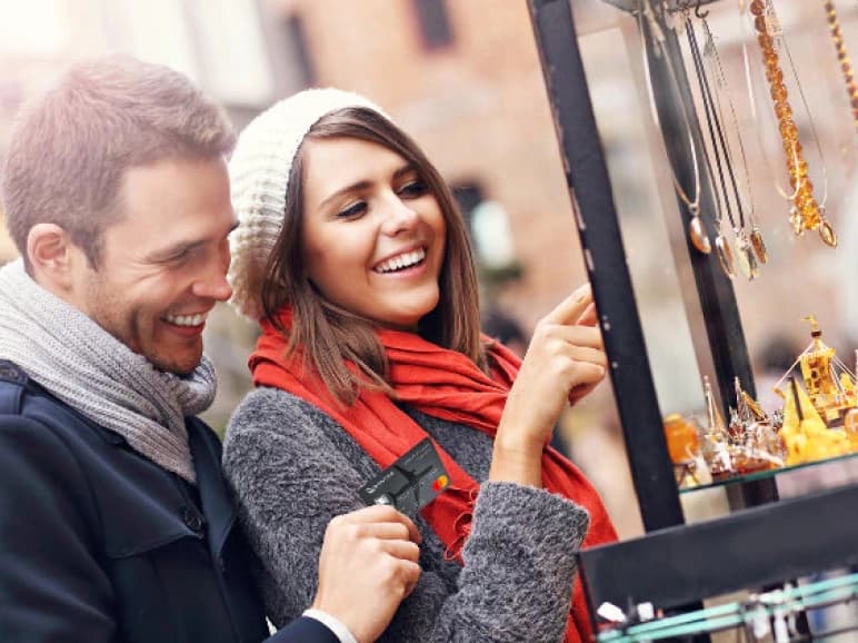How do I apply for a personal credit card that earns Qantas Points?