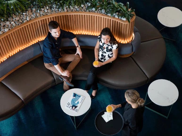 Which credit cards that earn Qantas Points offer lounge access?