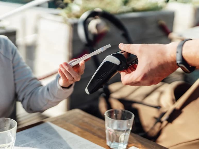 How do I decide which Samsung Pay credit card that earns Qantas Points is right for me?