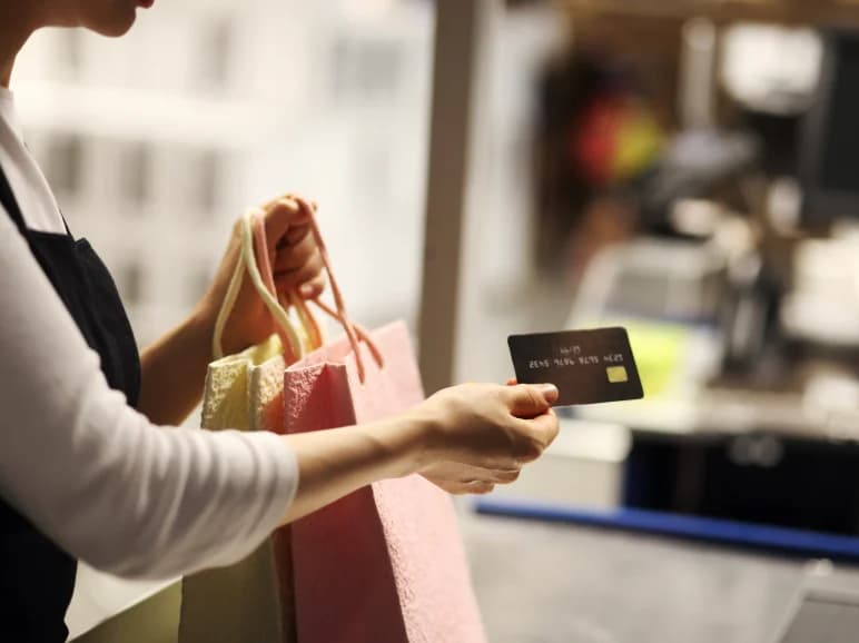 Choose the right black Qantas Points earning credit card for you